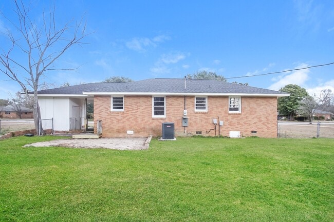 Building Photo - 890 Griffin St