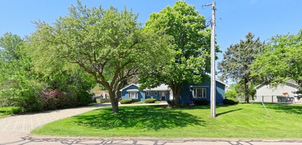 Building Photo - 558 Beachview Dr