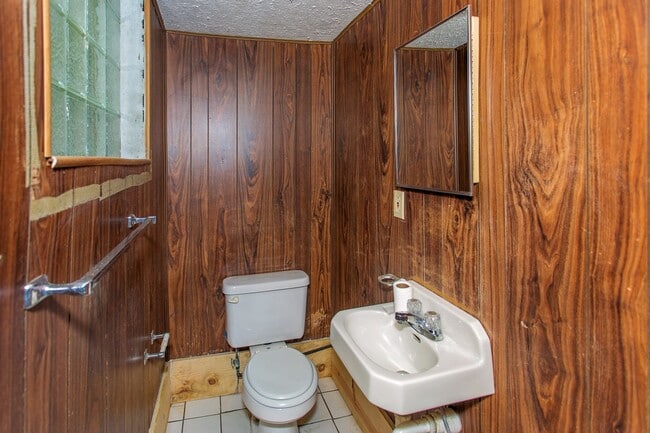 Building Photo - BOND HILL-  3 STORY 3 BEDRM 2 FULL BATH OPEN FLOOR PLAN w GARAGE