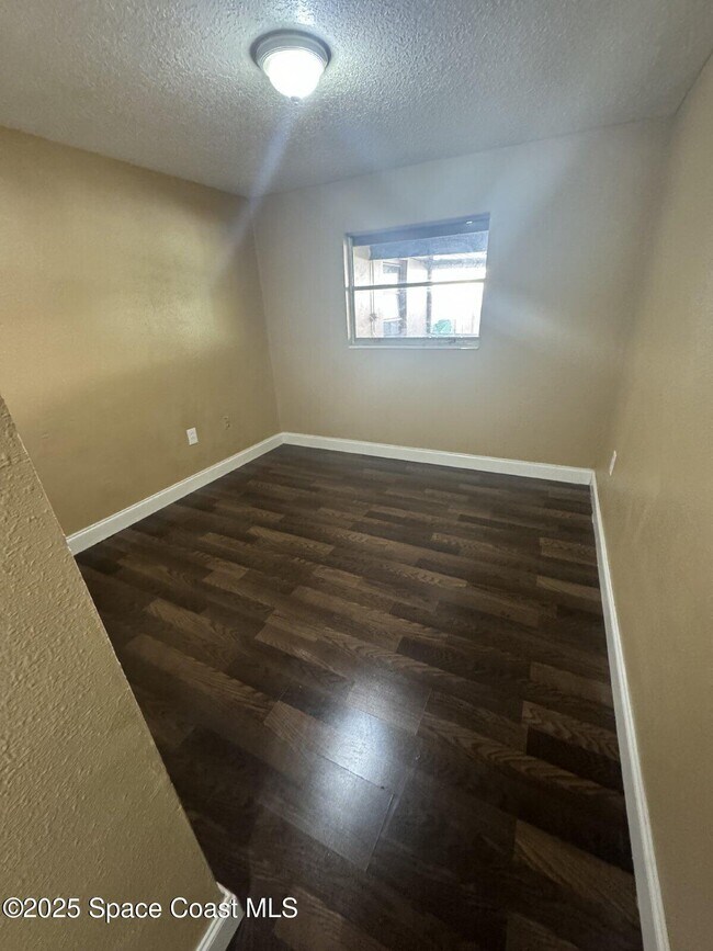 Building Photo - 10 Scott Ln