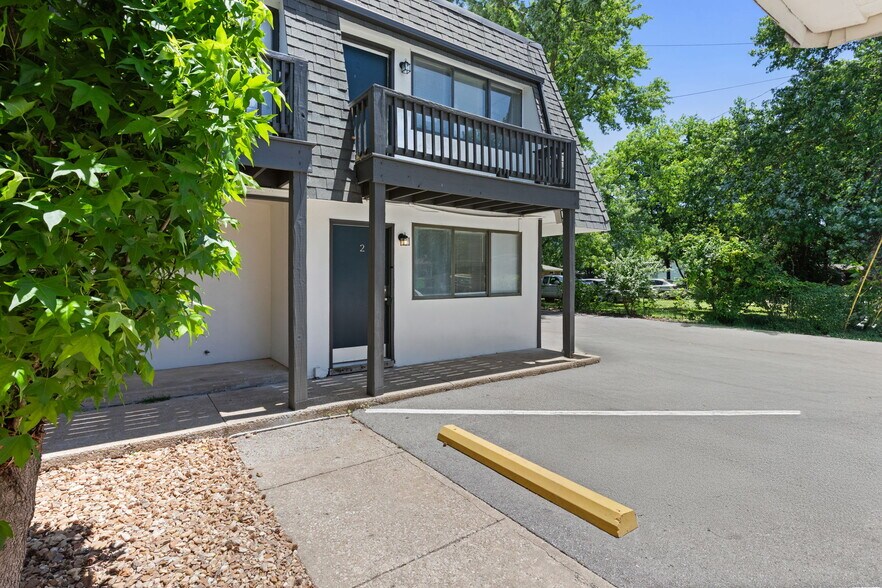 Building Photo - 800 Anderson Ln