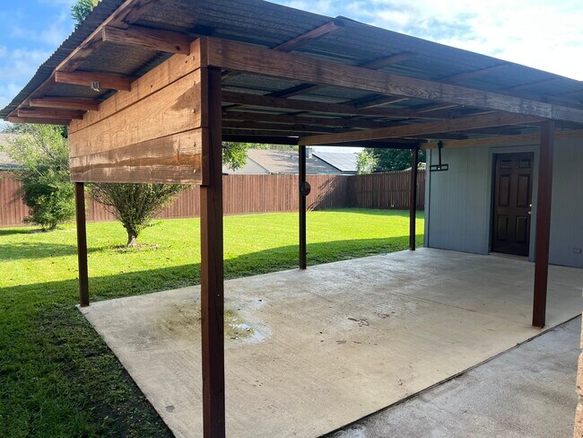 Building Photo - 4030 Green Crest Dr