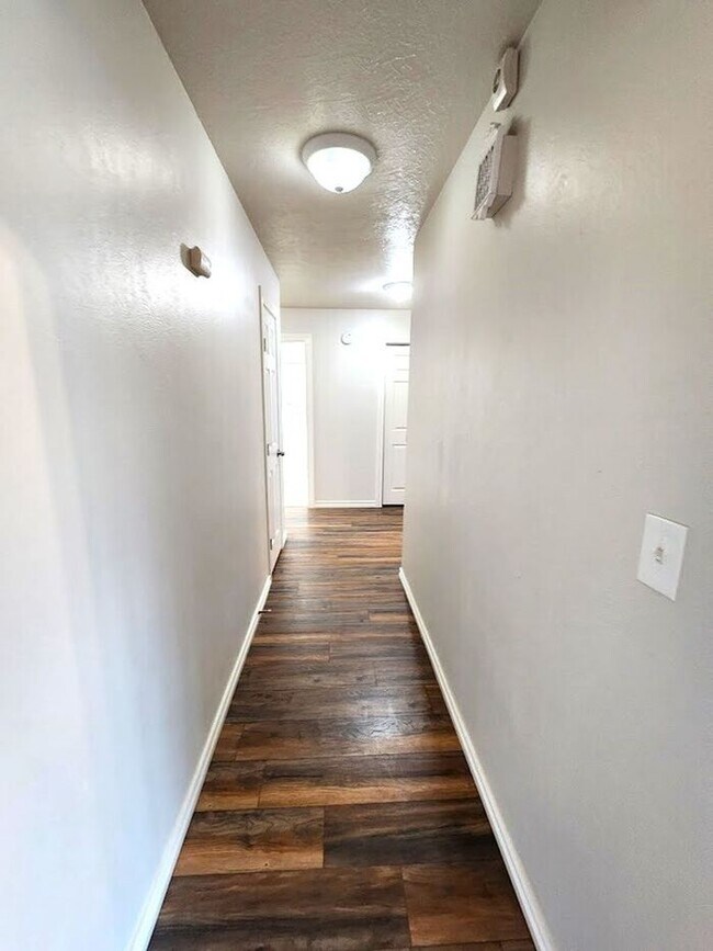 Building Photo - 4 Bed 2.5 Bath 2 Car Garage in Camelot Addition NW OKC