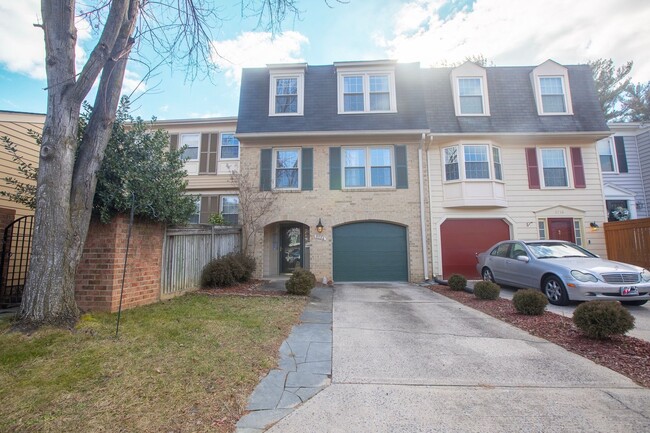 Primary Photo - Amazing 4 BR/2.5 BA Townhome in Fairway Is...