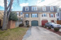 Building Photo - Amazing 4 BR/2.5 BA Townhome in Fairway Is...