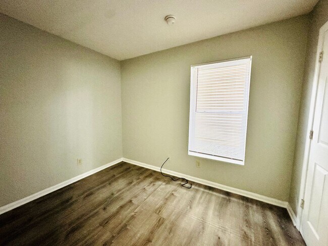 Building Photo - Affordable 3 bedroom in West Louisville-Section 8 Accepted