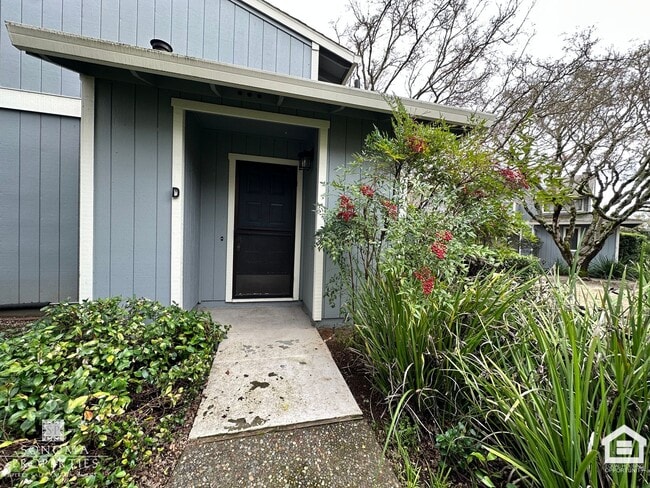 Building Photo - Charming 2 Bedroom Townhouse – Prime Location, Available Now!