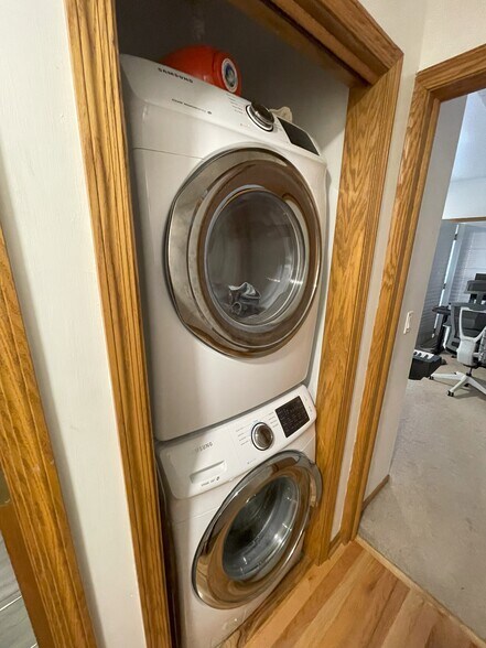 Washer/Dryer - 1225 W Roscoe St