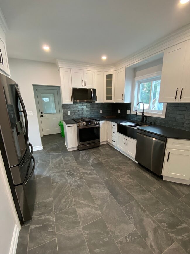 Building Photo - 31 Brookview St