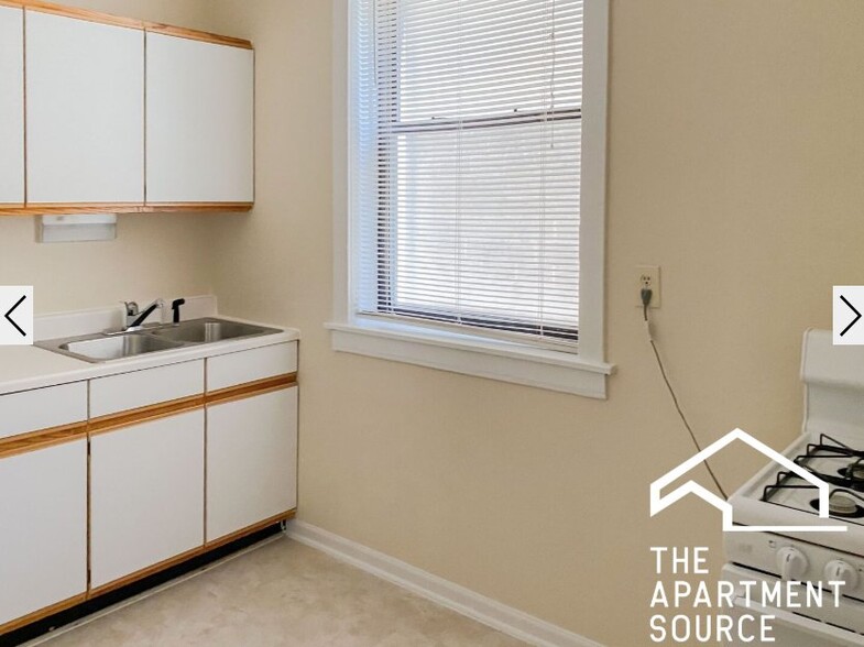 Building Photo - 2882 N Clark St