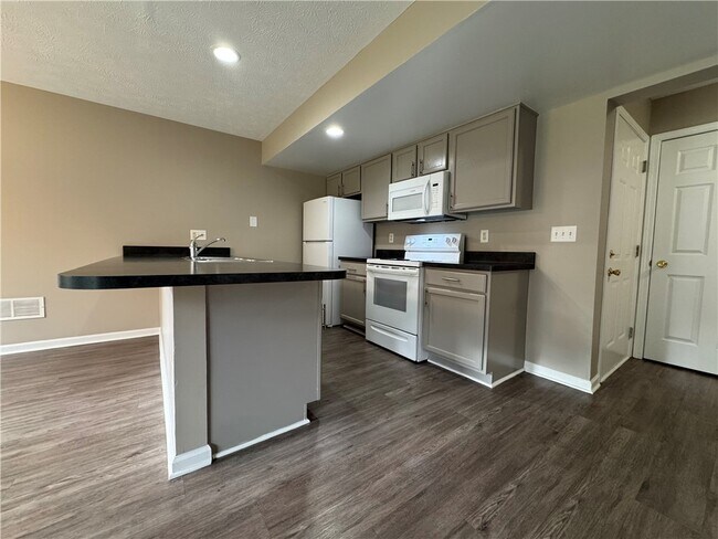 Building Photo - 749 Royal Sunset Dr