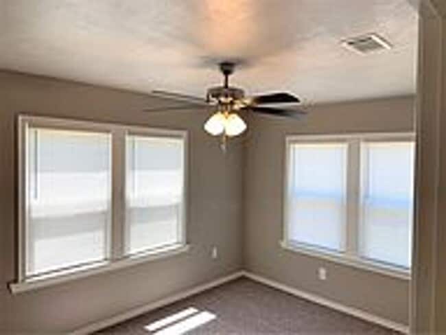 Building Photo - Available August 2026! 2 Bed House Near Downtown Bryan!