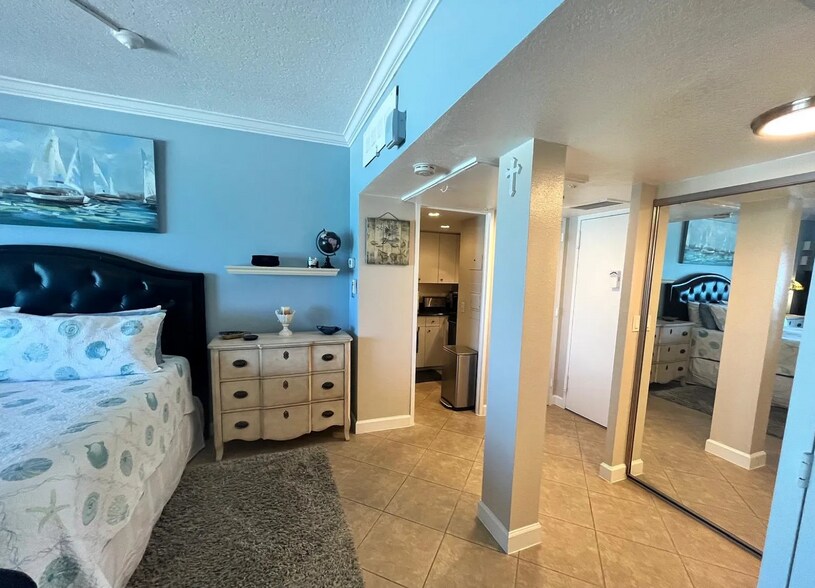 Building Photo - 880 Mandalay Ave