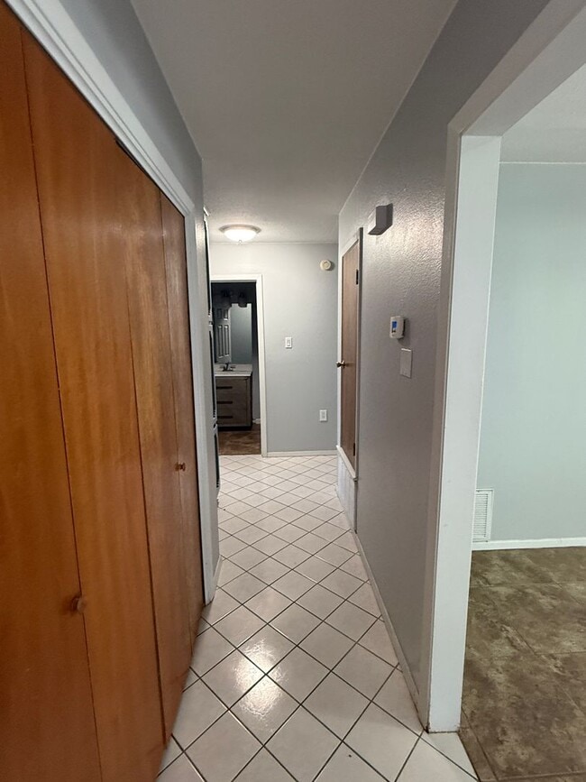 Building Photo - Delightful Home in a delightful and popular area.