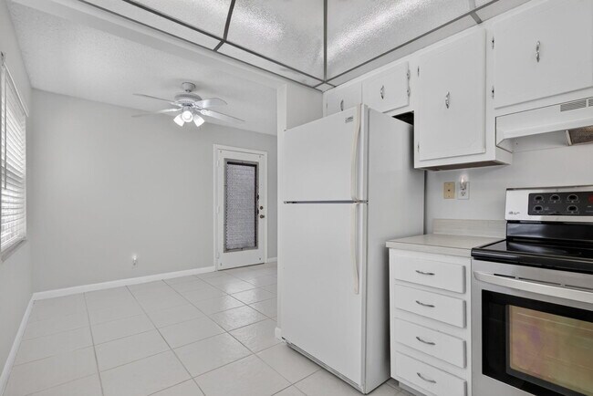 Building Photo - 40 Burgundy A