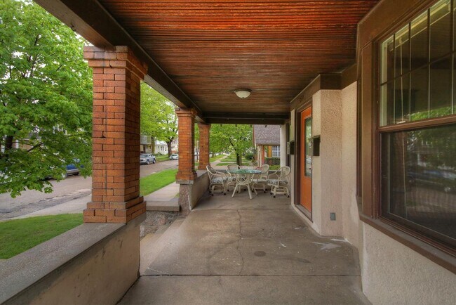 Building Photo - 360 Richard Terrace SE