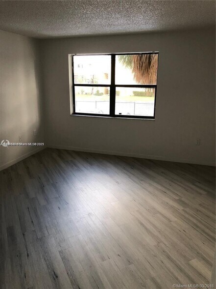 Building Photo - 9421 Fontainebleau Blvd