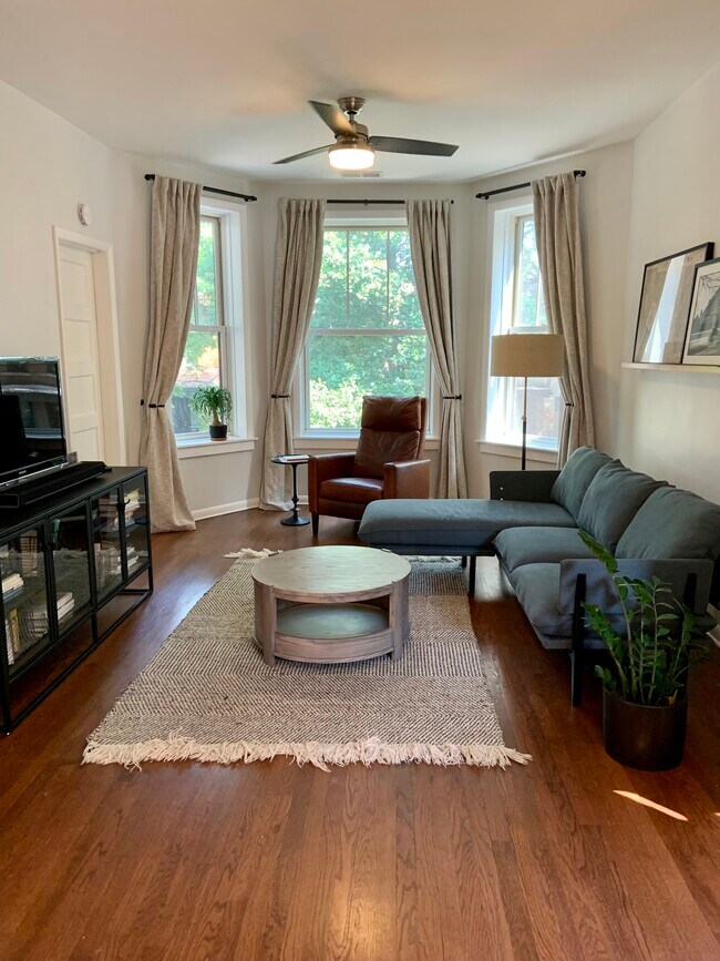 Living Room - 2055 W Cullom Ave