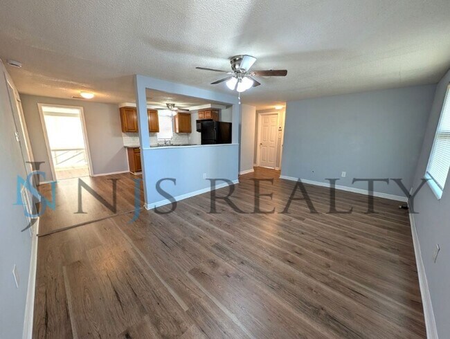 Building Photo - Fabulous 3/1/1 980 Sq. Ft. with NEW AC, NEW flooring, UPDATED kitchen & bath with GRANITE counter...