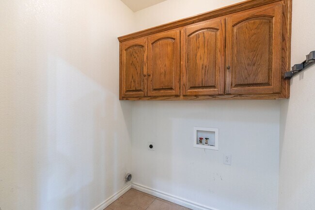 Building Photo - 3310 Silver Oaks Dr