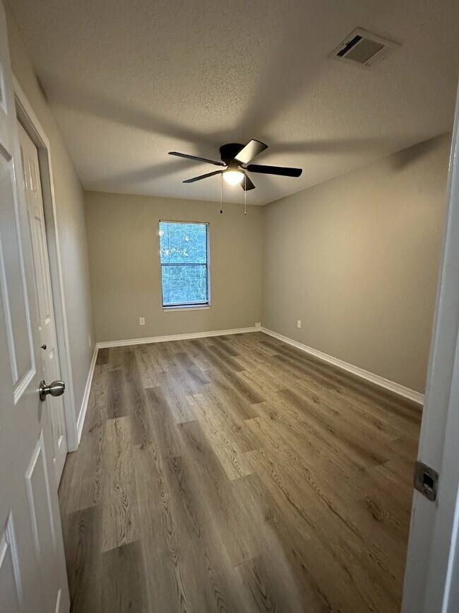 Building Photo - Renovated 2BR Coastal Apartment in Gulf Breeze – New Granite Counters, LVP Flooring & More!