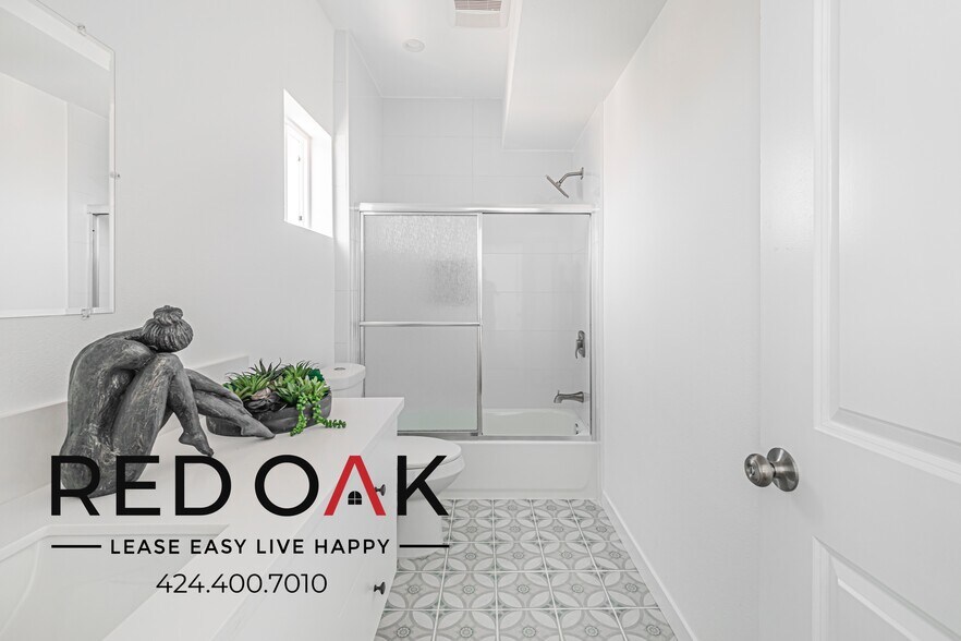 Building Photo - 11954 Vanowen St