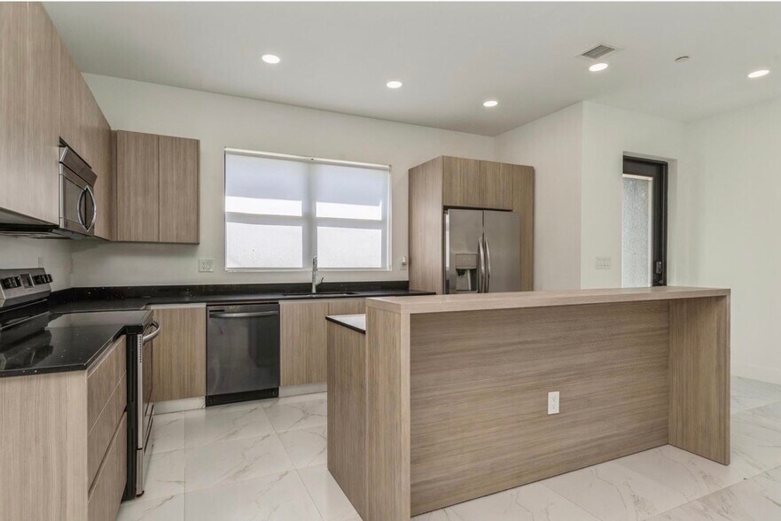 Building Photo - 6151 SW 36th Ct