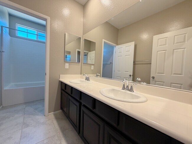 Building Photo - 4495 Vigny St