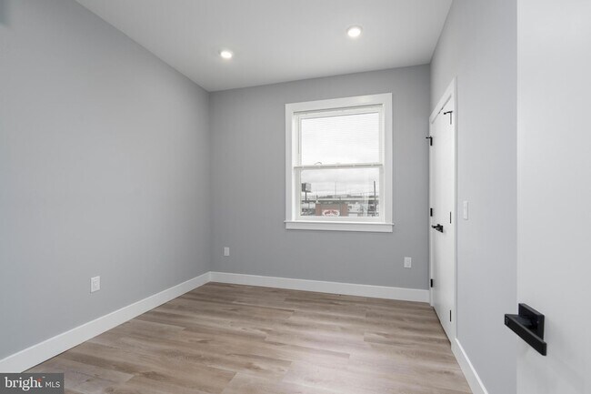 Building Photo - 2323 E Cabot St