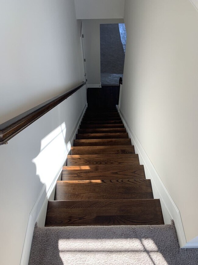 Building Photo - 4 Bed, 3 Bath Home w/ 2 Car Garage and Fen...
