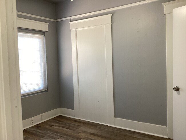 Building Photo - 1532-1532 N Safford Ave