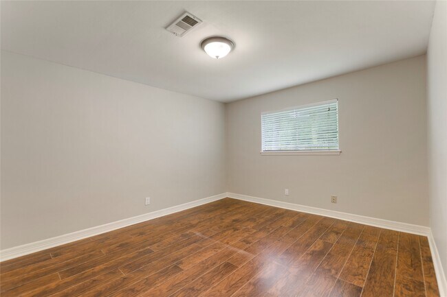 Building Photo - 402 Forest Lake Dr
