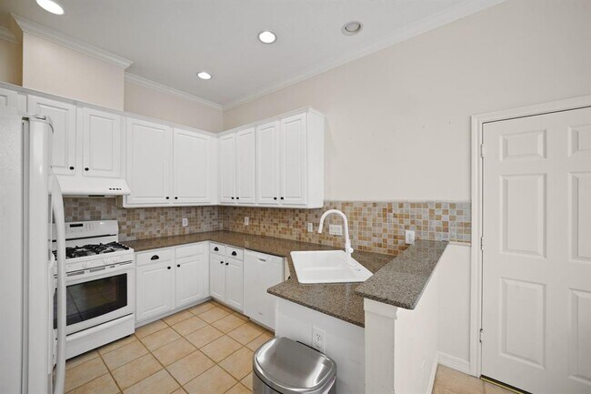Building Photo - 5423 Lacy St