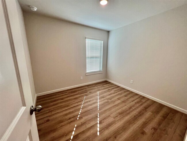 Building Photo - 7534 Coral Ter Dr