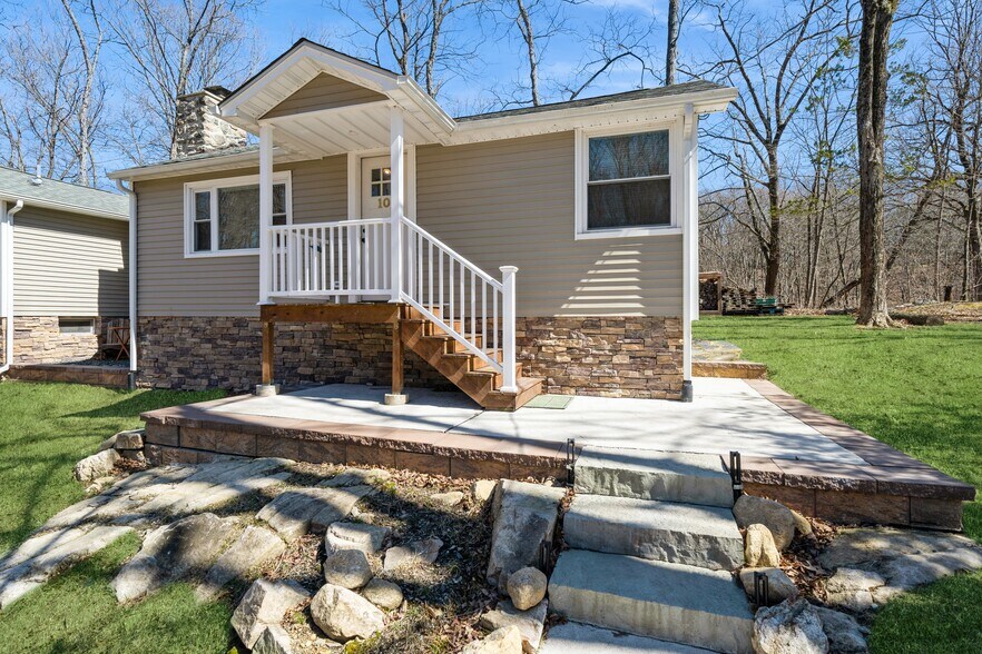 Building Photo - 100 Poplar Ln