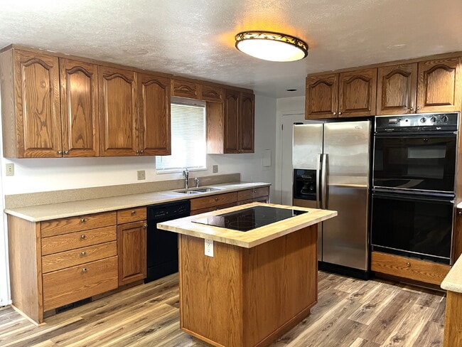 Building Photo - 3 Bedroom, 2 Bath Home In Aurora Hills, Updated Flooring And Huge Backyard