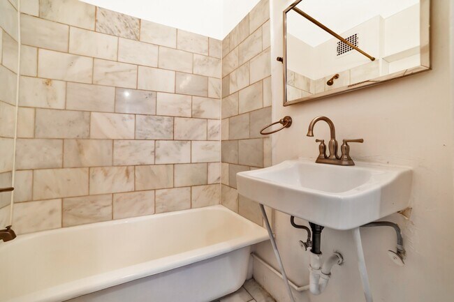 Building Photo - Top Floor Studio In Cap Hill Available NOW!