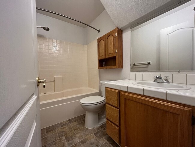 Building Photo - Spacious 3 Bedroom, 2.5 Bathroom w/ Bonus ...