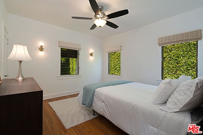 Building Photo - 9015 Rosewood Ave