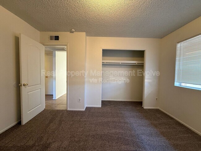 Building Photo - 1905 N Center St