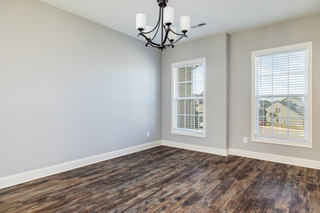 Building Photo - Maryville 37801 - 4 bedroom, 2.5 bath home...