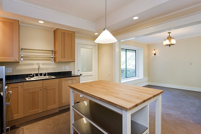 Building Photo - 604 West Galer Street - 2 bedrooms