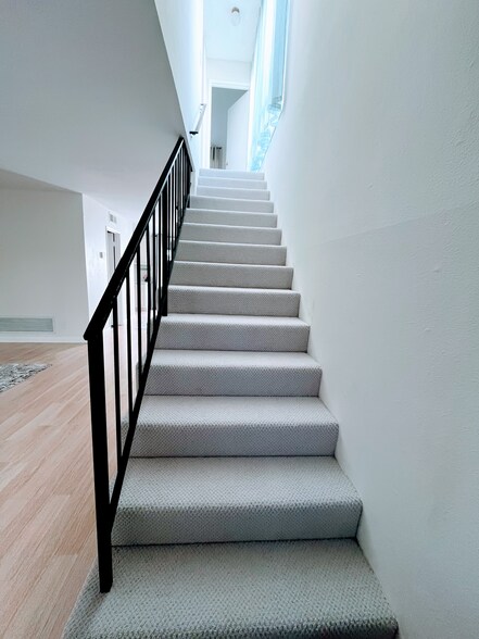 Entry hallway - 999 San Pasqual St