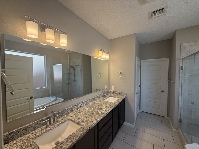 Building Photo - 6624 Yawkey Way NE