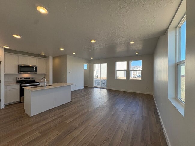 Building Photo - Gorgeous End-Unit Townhome in beautiful Salem!