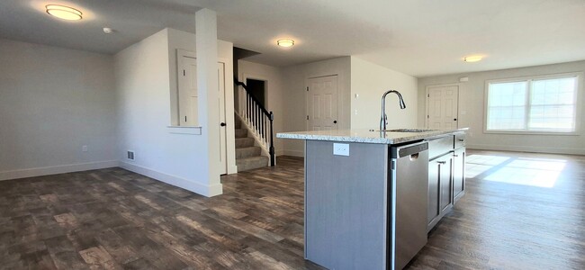 Building Photo - 3 Bedroom 2.5 Bathroom Available in Elizab...