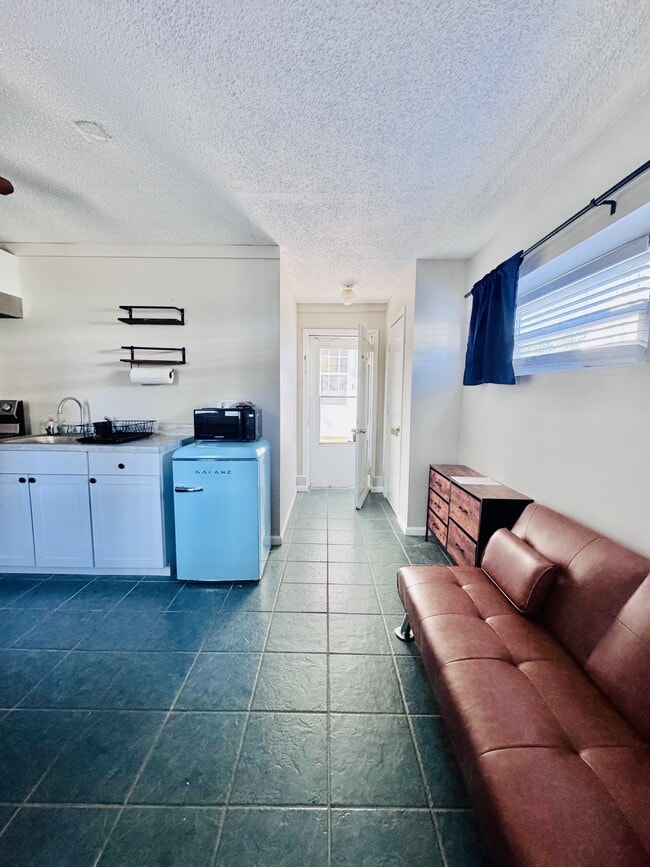 Building Photo - 1105 W Rock Spring Rd