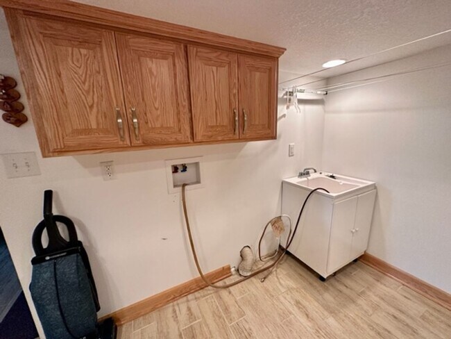 Building Photo - 6 bedroom, 4.5 bath Whitefish chain, 12 mo...