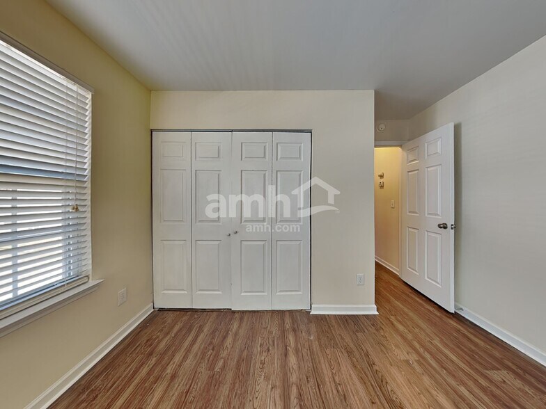 Building Photo - 204 Cloverdale Dr