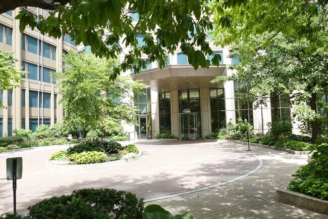 Building Photo - 400 N La Salle Dr